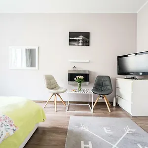 cosy-sunny-central-apartment-next-to-wisla-river.warsawhotelspoland.com/